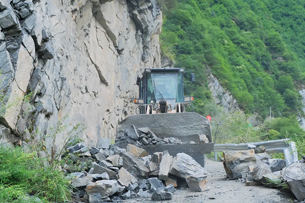 川汶高速TJ7項目緊急馳援楊柳村山體滑坡搶險